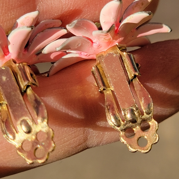 Vintage Pink Daisy Clip-On earrings ~ 1960s Mod ~ Flower Power~ Cute! - Picture 8 of 15